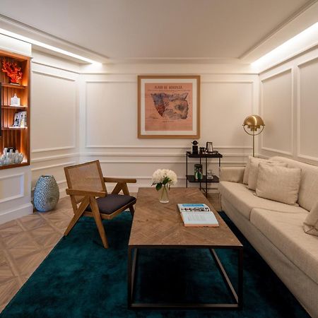 Only You Hotel Valenza Esterno foto The living room of a suite at the hotel