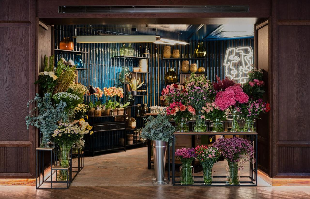 Only You Hotel Valenza Esterno foto Flower Bar