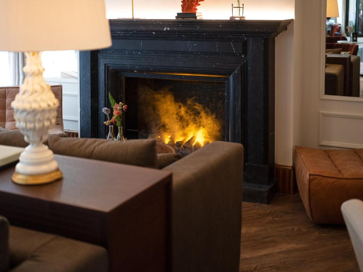 Only You Hotel Valenza Esterno foto The fireplace in the lobby