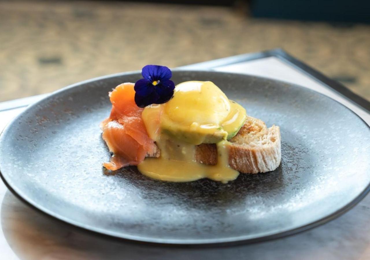 Only You Hotel Valenza Esterno foto Avocado and salmon