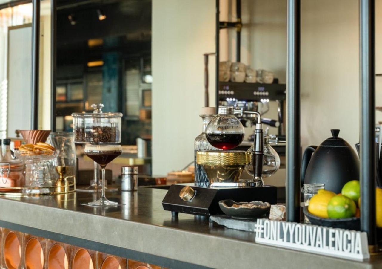 Only You Hotel Valenza Esterno foto Tea being prepared at a tea bar