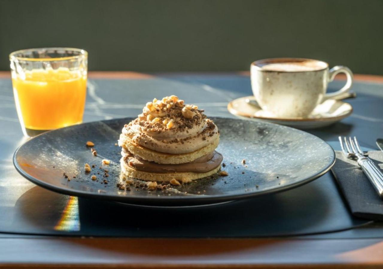 Only You Hotel Valenza Esterno foto A chocolate and orange mousse