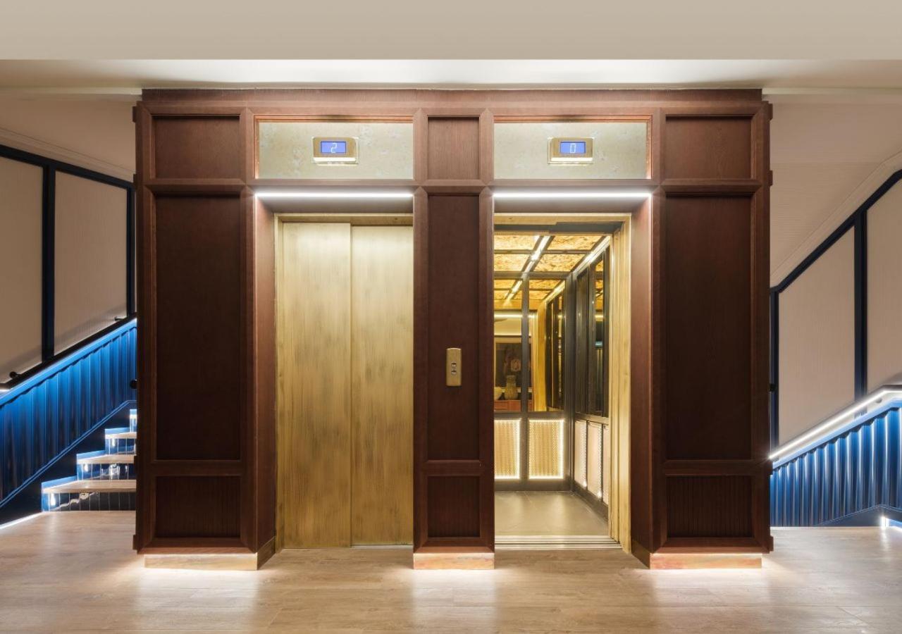Only You Hotel Valenza Esterno foto A residential elevator