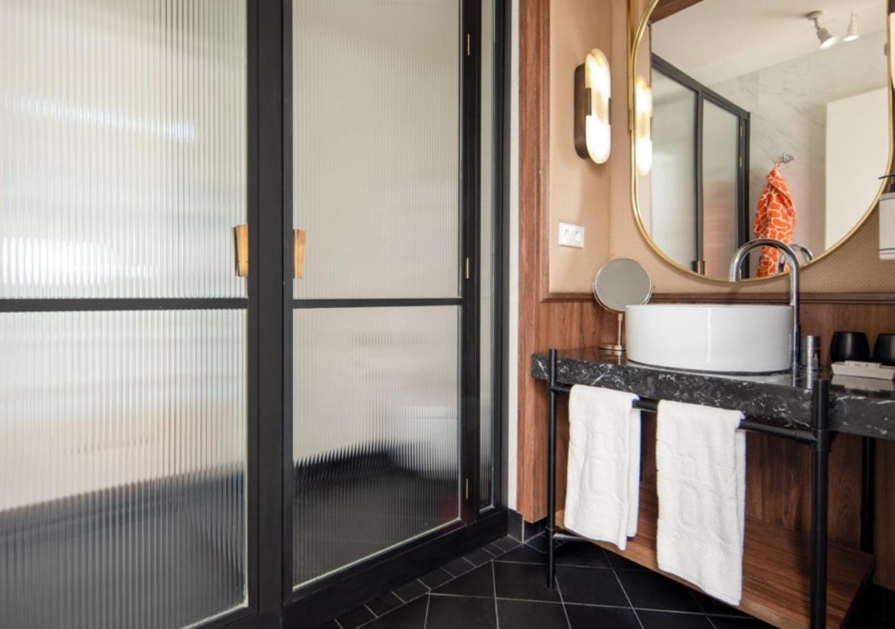 Only You Hotel Valenza Esterno foto A bathroom at the hotel