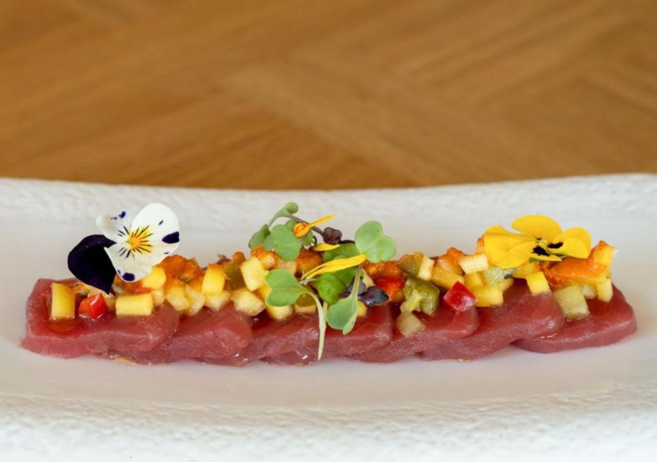 Only You Hotel Valenza Esterno foto A dish of edible flowers