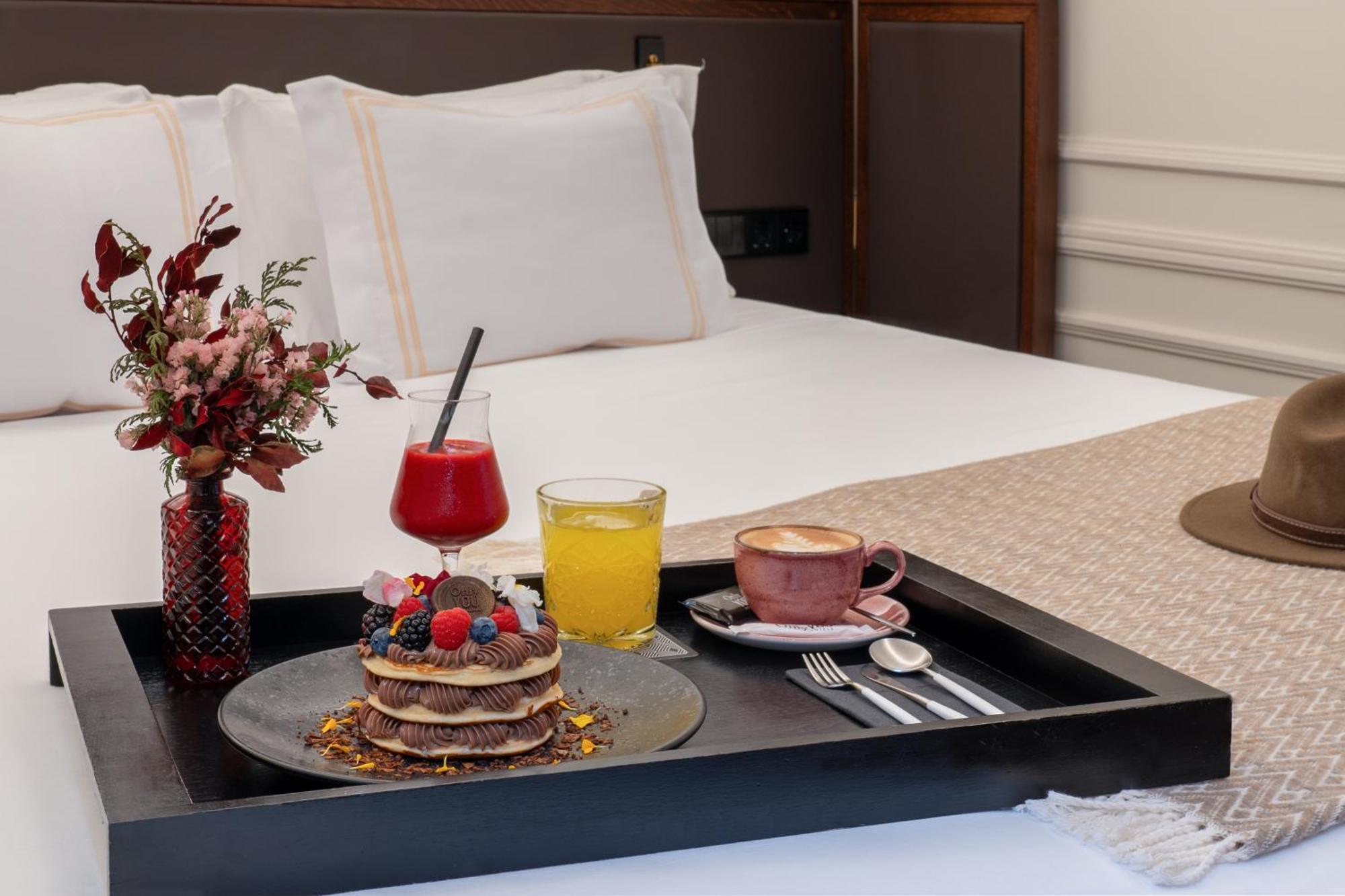 Only You Hotel Valenza Esterno foto Room service tray
