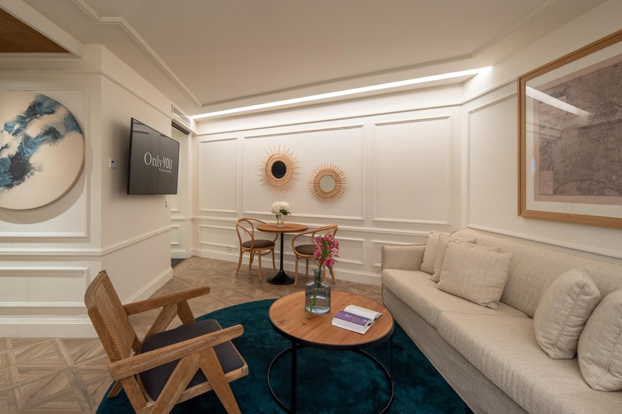 Only You Hotel Valenza Esterno foto A living room at the hotel