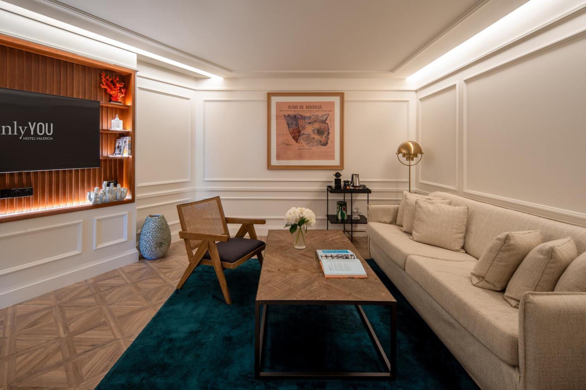 Only You Hotel Valenza Esterno foto The living room of a suite at the hotel