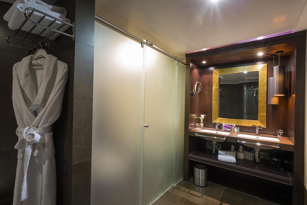 Only You Hotel Valenza Esterno foto A bathroom in a hotel