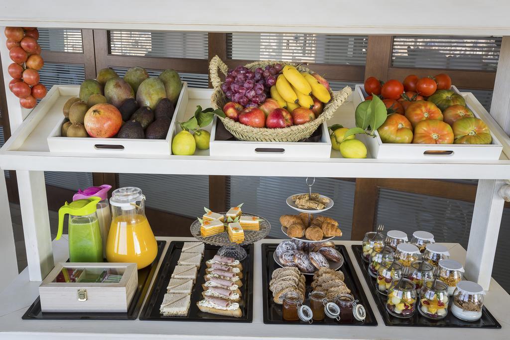 Only You Hotel Valenza Esterno foto A buffet with fruit and sweets